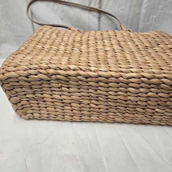 Sun 'N' Sand Wicker Tote by Paul Brent. - Picture 3 of 6